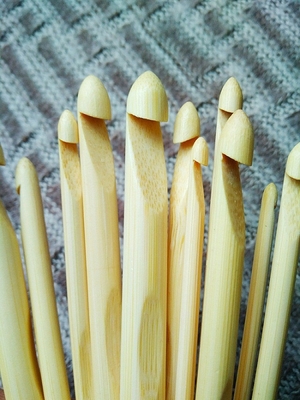Handgemachte Geschenk-hölzerne BambusHäkelnadel stellte helle glatte Oberfläche ein