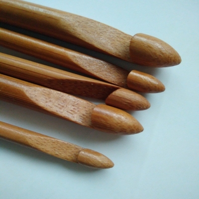 Handgemachte Geschenk-hölzerne BambusHäkelnadel stellte helle glatte Oberfläche ein